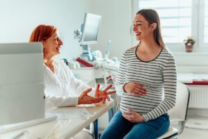 GYNECOLOGIST talking to pregnant woman